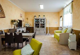 A CASA DI SARA has Balcony rooms