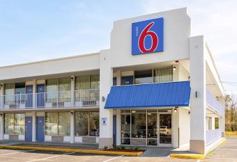 Econo Lodge has Smoking rooms