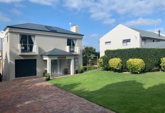 Bem Vindo Self Catering Guest House has Balcony rooms