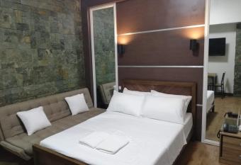 Antonio s Place, 3 mins to Mactan Airport, Fast Internet with Netflix has Balcony rooms