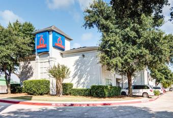 Studio 6 Dallas - South Arlington has Smoking rooms