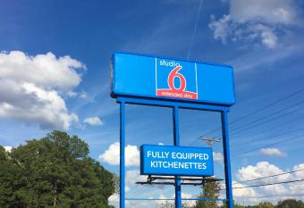 Studio 6-Longview, TX has Smoking rooms