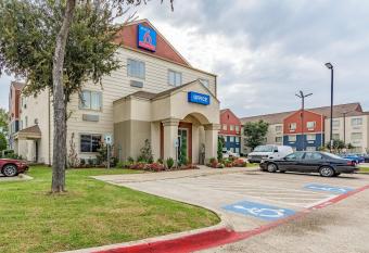 Studio 6 Dallas. Tx has Smoking rooms