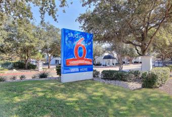 Studio 6 Austin Midtown allows 18 year olds to book a room