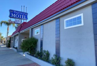 Regency Motel has rooms with a private hot tub