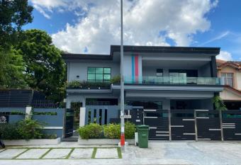 OneRiimba Private Pool & Garden Residence Johor Bahru has rooms with a private hot tub