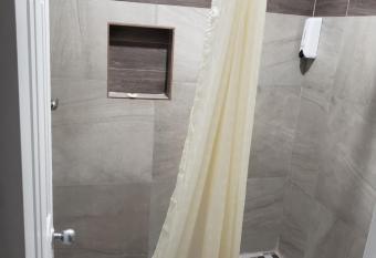 Cotulla Executive Inn has rooms with a private hot tub