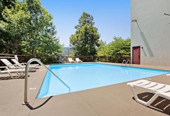 The Laurel Inn has Balcony rooms