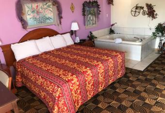 Best Nights Inn - Sparta has rooms with a private hot tub