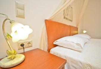 Anthi Studios has Balcony rooms