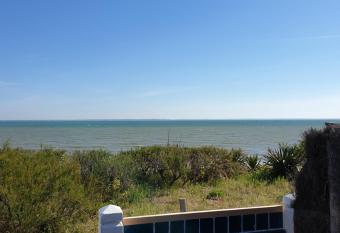 Pousse le portail et pose toi sur la plage allows 18 year olds to book a room