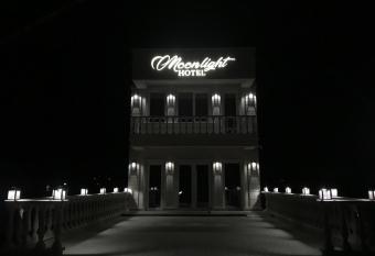 Moonlight Hotel has Balcony rooms