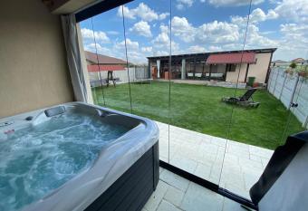 Sia & Sophie  s House has rooms with a private hot tub