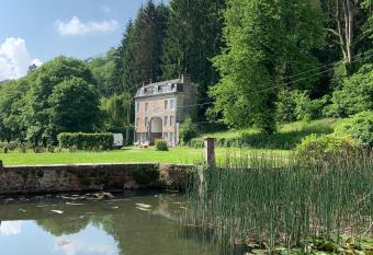 La Porterie de l   Abbaye de Marche les Dames has Balcony rooms