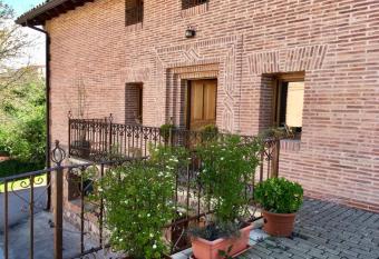 El Patio de la Morera II allows 18 year olds to book a room