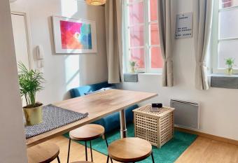 APPARTEMENT CONFORT VIEUX-LILLE allows 18 year olds to book a room