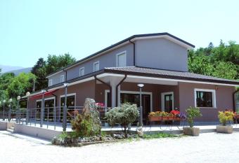 LA CASCINA DEL VIAGGIATORE allows 18 year olds to book a room