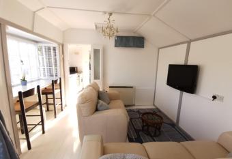 HOLLYDENE LODGE has Balcony rooms