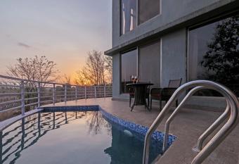 StayVista s Elevar Villa - Elevate your stay with a Mountain-View, Terrace & Plunge Pool has Balcony rooms
