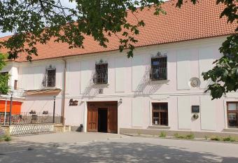 Penzi  n SESSLER *** allows 18 year olds to book a room