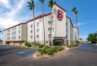 Red Roof Inn Laredo allows 18 year olds to book a room