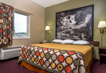 Super 8 by Wyndham Beresford has rooms with a private hot tub
