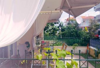 Studio Garden has Balcony rooms