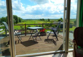 Villa Waterland has Balcony rooms