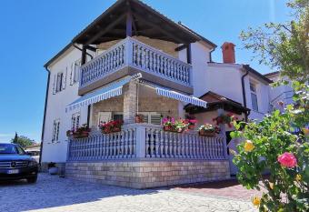 Apartmani Mila-Casa Bianca allows 18 year olds to book a room