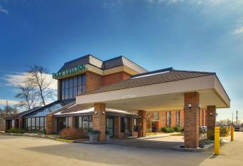 Pear Tree Inn St. Louis Airport allows 18 year olds to book a room