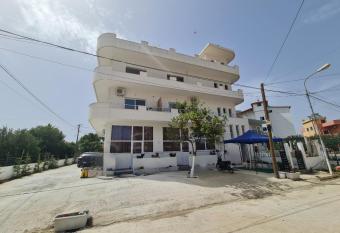 Rest hour has Smoking/Balcony rooms