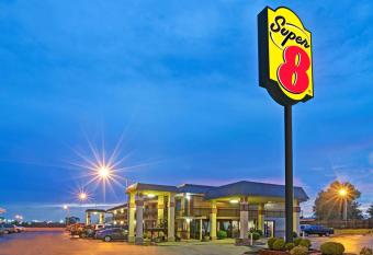 Super 8 by Wyndham Shawnee has Smoking rooms