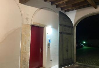 Casa Charleston in Palazzo Nobiliare al Duomo allows 18 year olds to book a room