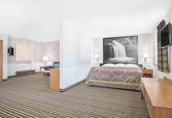 Wrangler Hotel Morris has rooms with a private hot tub