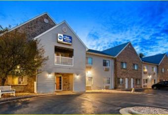 Best Western Dodgeville Inn & Suites has rooms with a private hot tub
