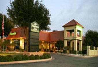 Whitten Inn University has Balcony rooms