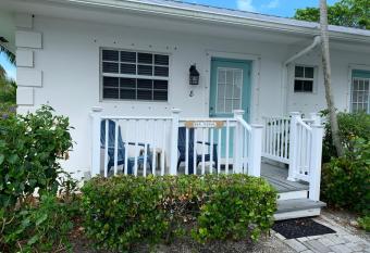 Seahorse Beach Bungalows allows 18 year olds to book a room