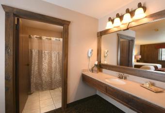 Stoney Creek Hotel Des Moines - Johnston has rooms with a private hot tub