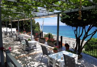 Ammos papanero has Balcony rooms