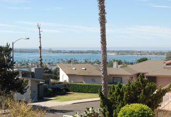 3 Bedrooms Guest House, Pacific Beach, Sea World, Downtown,& 3 bus lines-3 allows 18 year olds to book a room