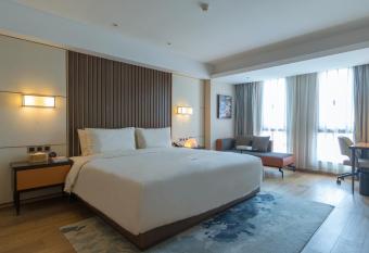 Xi an Bell Tower Atour S Wu Hotel has rooms with a private hot tub