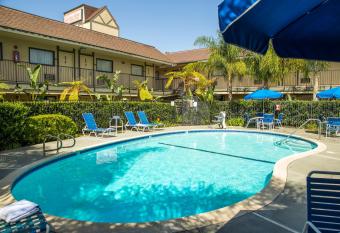 Key Inn and Suites allows 18 year olds to book a room