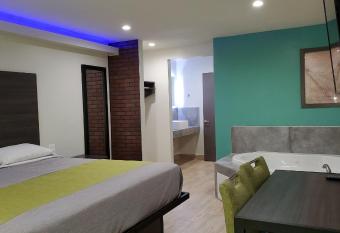 Exclusivo Inn and Suites has rooms with a private hot tub