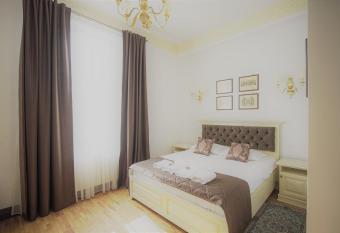 La Curtea Domneasca has Balcony rooms