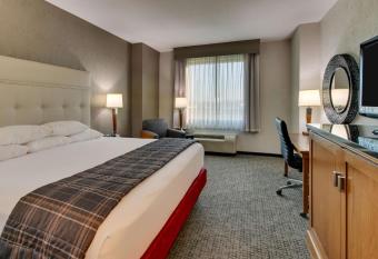 Drury Inn & Suites Phoenix Happy Valley has rooms with a private hot tub