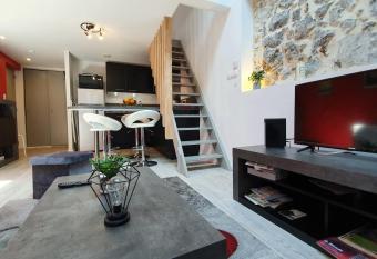 Hyper center, air-conditioned, for 4A lot of charm and character #C3 allows 18 year olds to book a room