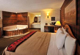 Stoney Creek Hotel Columbia has rooms with a private hot tub