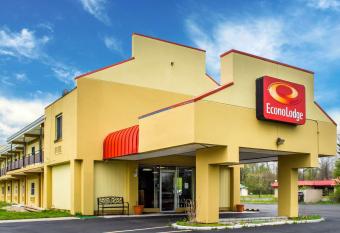 Econo Lodge Brockport has Smoking rooms