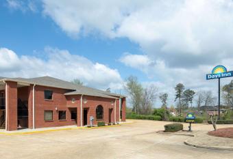 Days Inn by Wyndham Tupelo has Smoking rooms