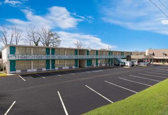 Econo Lodge has Smoking rooms